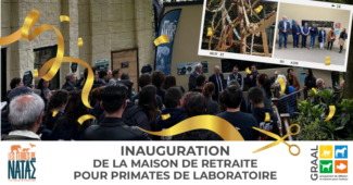 Image représentant l'inauguration d'une volière pour macaques aux Terres de Nataé avec l'association GRAAL. Texte en bas de l'image qui reprend cette explication